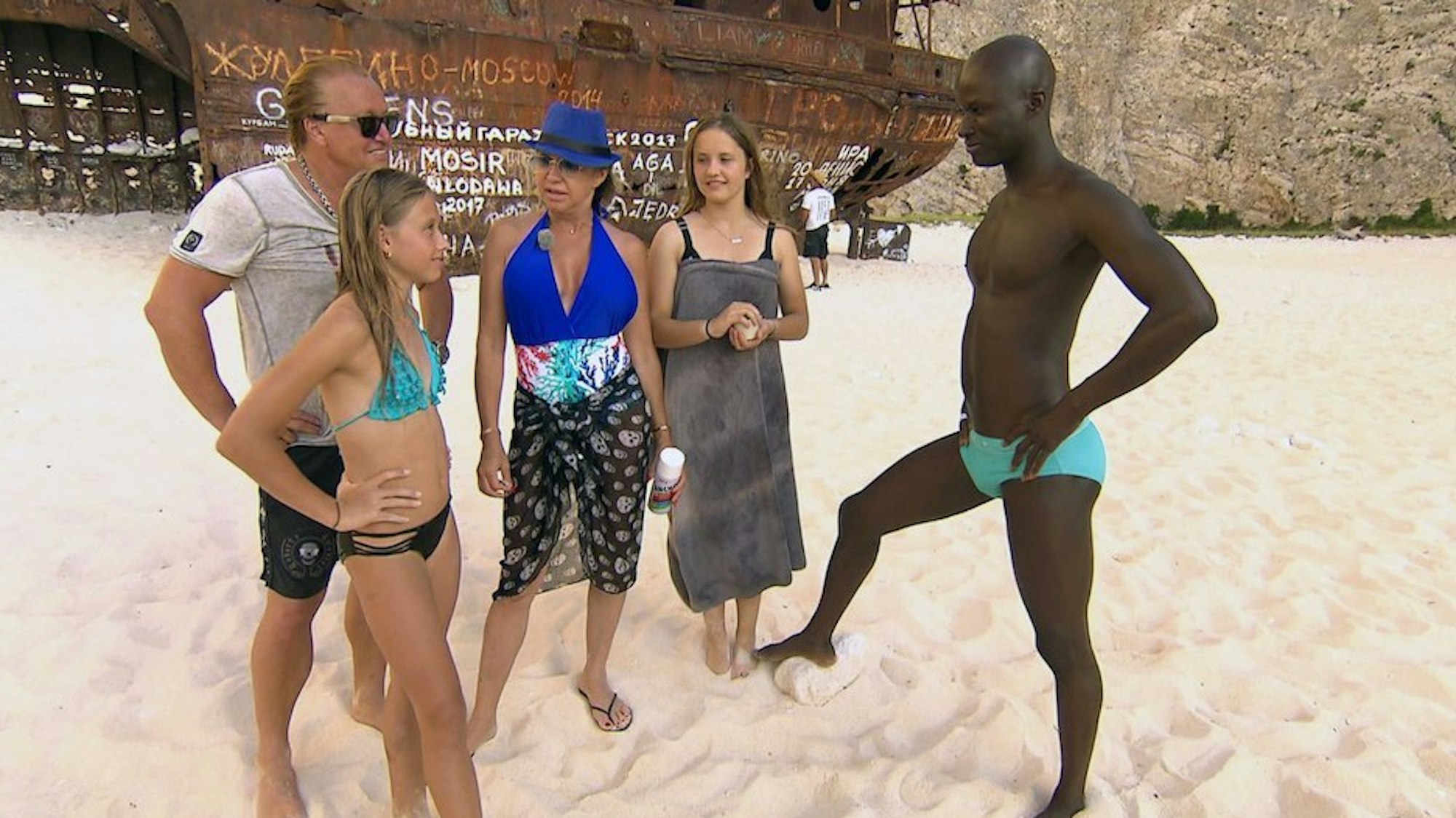 Model und Laufsteg-Coach Papis Loveday gab in einer Folge von „Die Geissens - Eine schrecklich glamouröse Familie!“ im Jahr 2018 Shania Geiss in Griechenland Modelnachhilfe. Nun drückt Carmen Geiss dem Model für einen „Promi BB“-Sieg die Daumen.