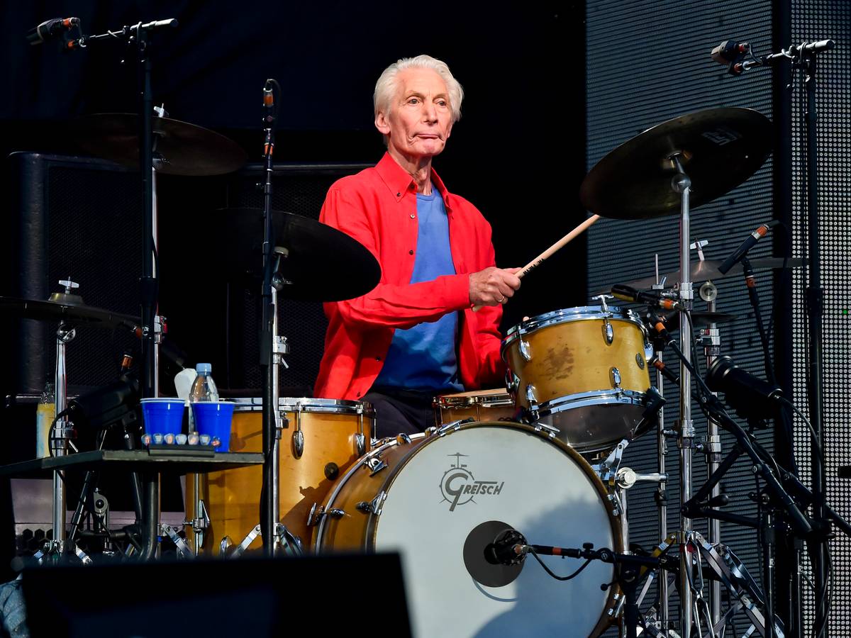 Charlie Watts, Schlagzeuger der britischen Band The Rolling Stones (hier 2018 bei einem Konzert in Prag zu sehen), ist tot.