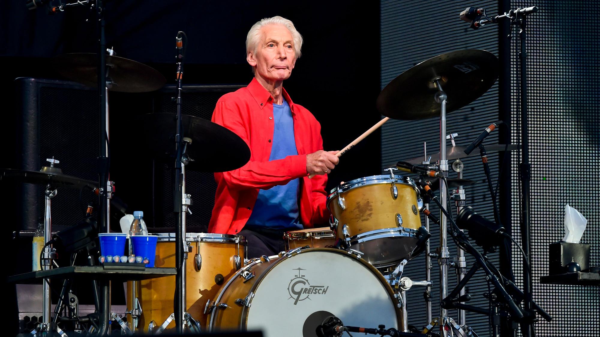 Charlie Watts, Schlagzeuger der britischen Band The Rolling Stones (hier 2018 bei einem Konzert in Prag zu sehen), ist tot.