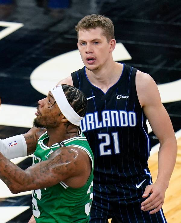 Moritz Wagner beobachtet einen Wurf von Marcus Smart