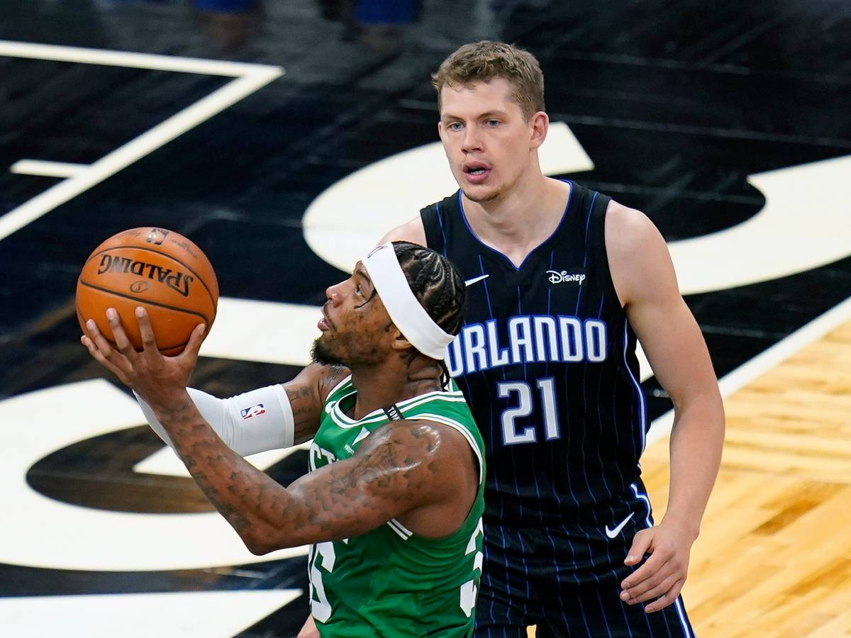 Moritz Wagner beobachtet einen Wurf von Marcus Smart