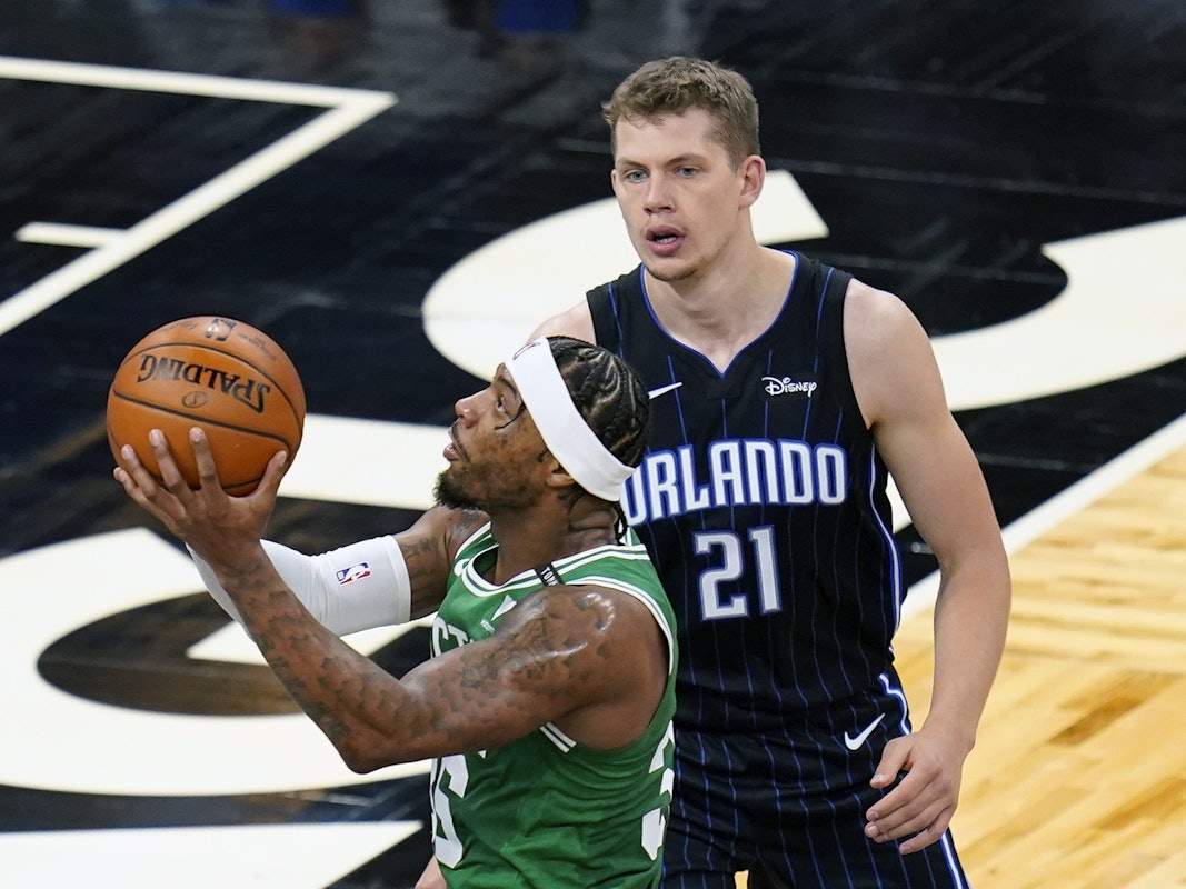 Moritz Wagner beobachtet einen Wurf von Marcus Smart