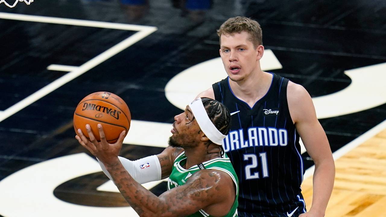 Moritz Wagner beobachtet einen Wurf von Marcus Smart