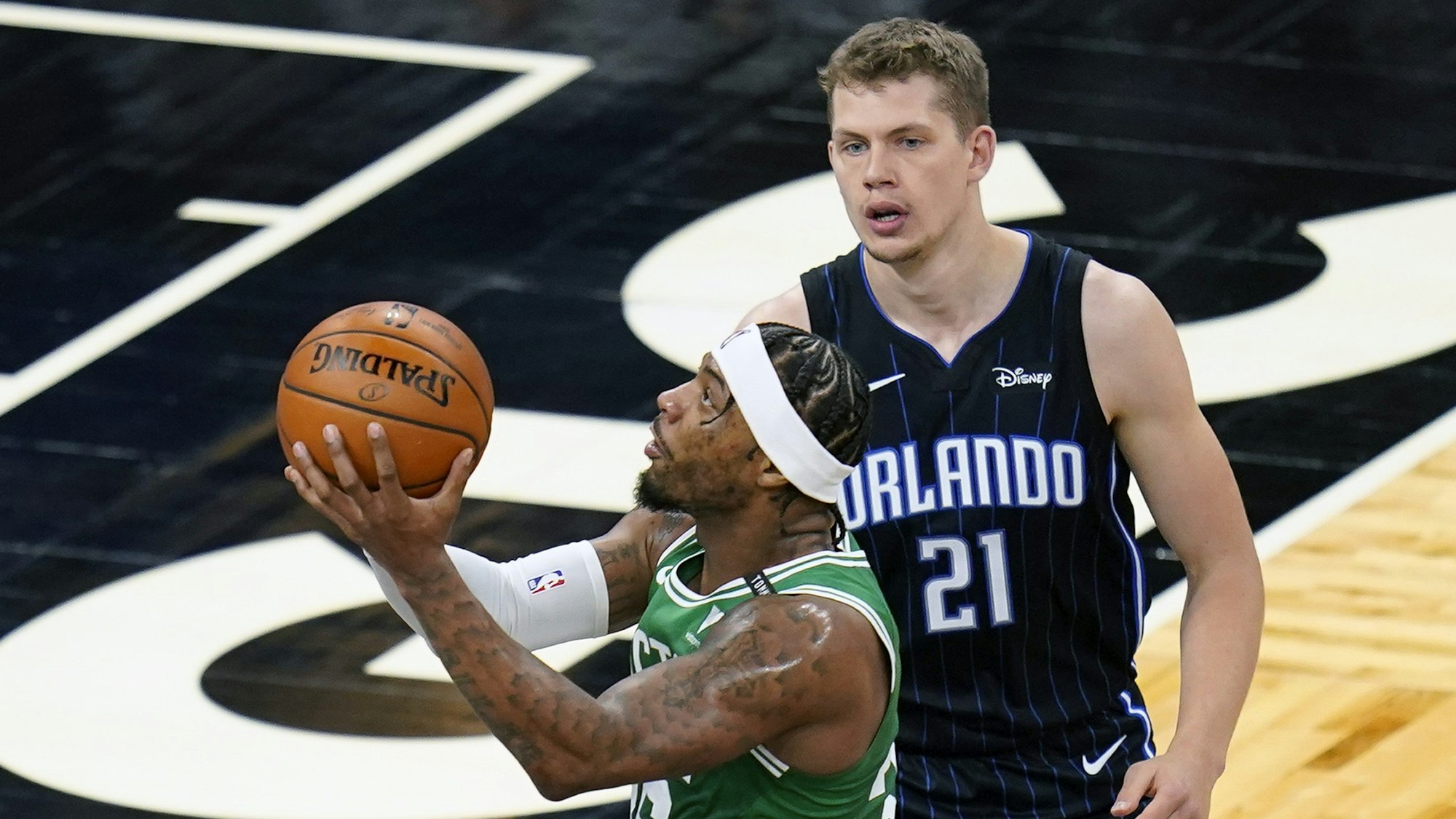 Moritz Wagner beobachtet einen Wurf von Marcus Smart