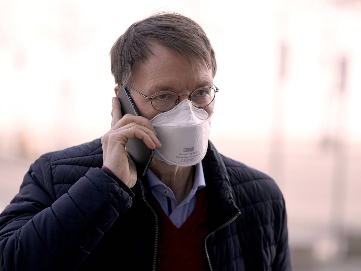 Karl Lauterbach, Gesundheitsexperte der SPD, telefoniert bei der Ankunft, vor der Regierungserklärung von der Bundeskanzlerin zur Corona-Pandemie und zum Europäischen Rat im Bundestag.