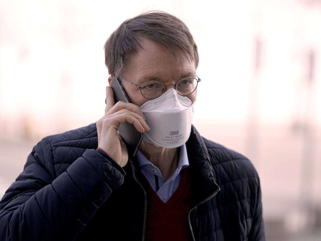 Karl Lauterbach, Gesundheitsexperte der SPD, telefoniert bei der Ankunft, vor der Regierungserklärung von der Bundeskanzlerin zur Corona-Pandemie und zum Europäischen Rat im Bundestag.