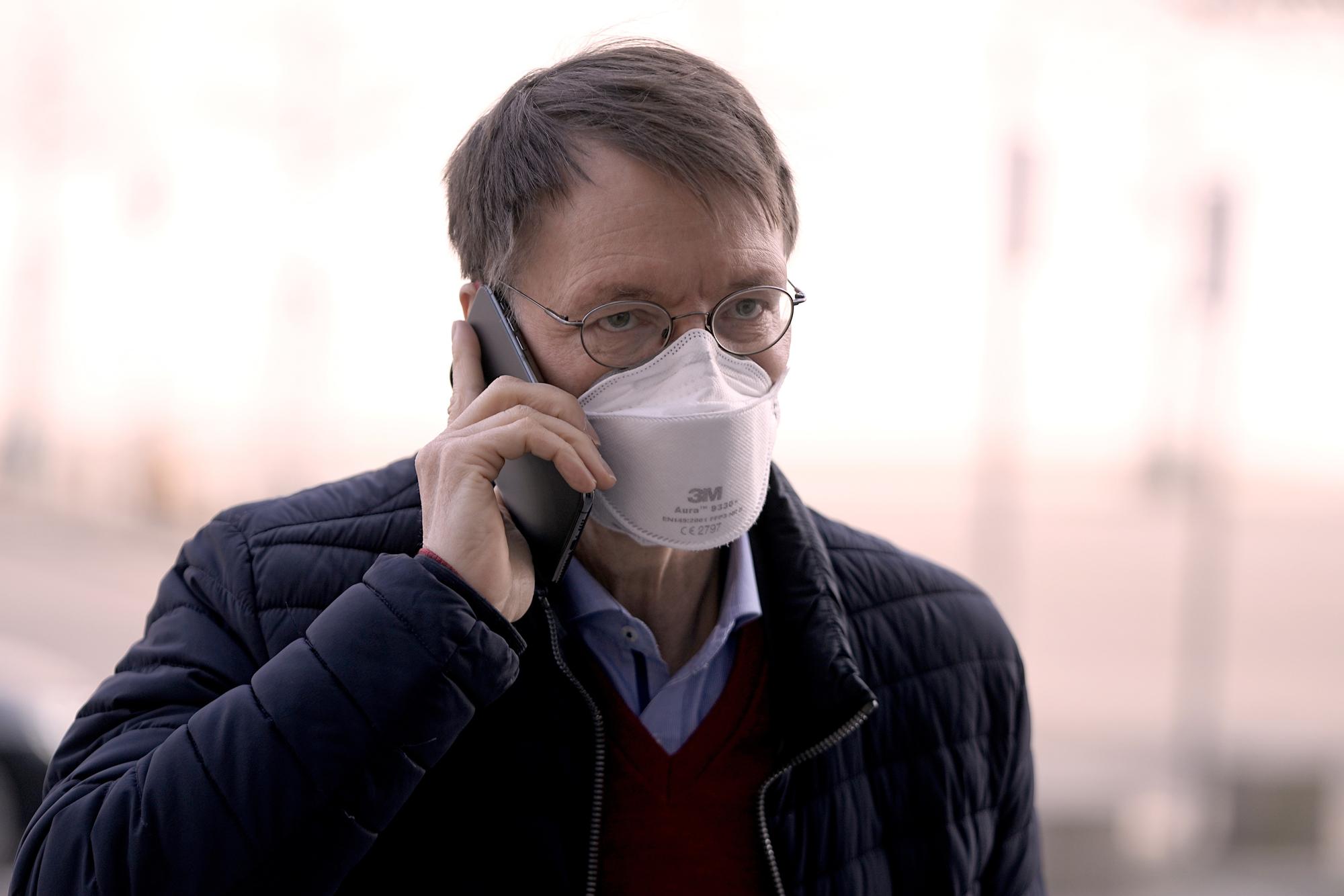 Karl Lauterbach, Gesundheitsexperte der SPD, telefoniert bei der Ankunft, vor der Regierungserklärung von der Bundeskanzlerin zur Corona-Pandemie und zum Europäischen Rat im Bundestag.