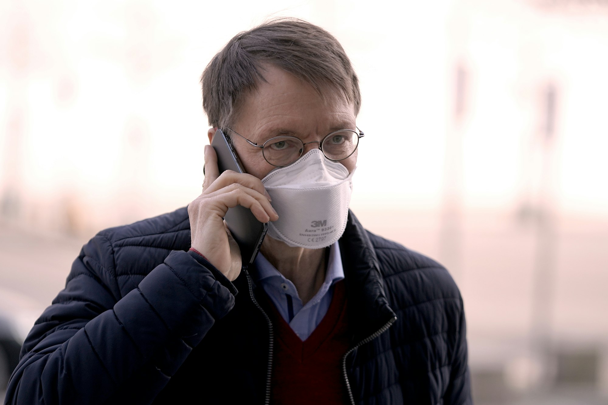 Karl Lauterbach, Gesundheitsexperte der SPD, telefoniert bei der Ankunft, vor der Regierungserklärung von der Bundeskanzlerin zur Corona-Pandemie und zum Europäischen Rat im Bundestag.