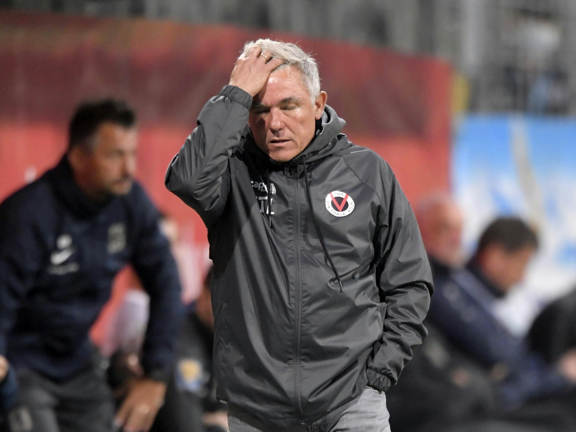 Olaf Janßen fährt sich während des Spiels bei 1860 München durch die Haare