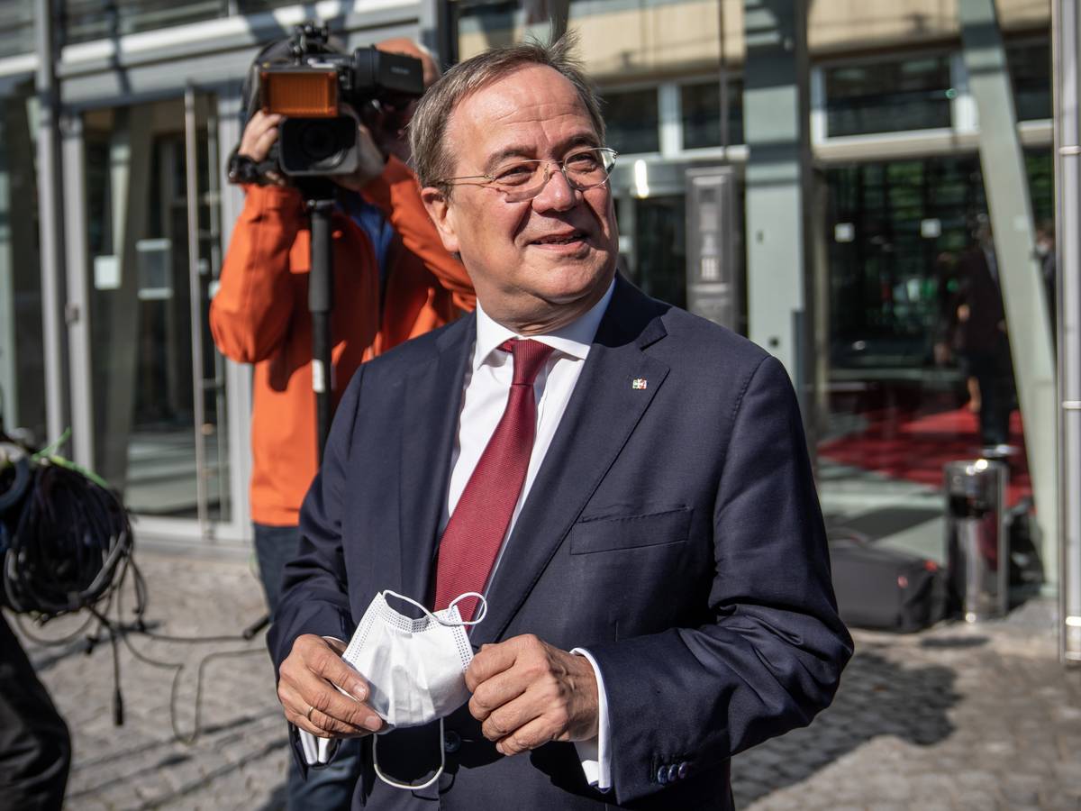 Armin Laschet (CDU), hier bei einer Kabinettsitzung, führt hohe Inzidenz auf Ferienende und viele Tests zurück.