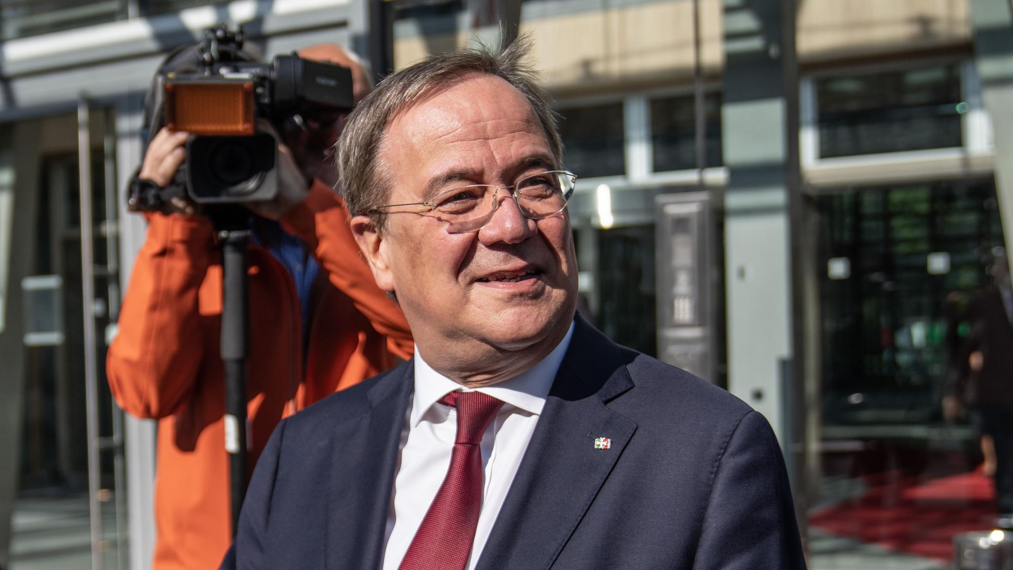 Armin Laschet (CDU), hier bei einer Kabinettsitzung, führt hohe Inzidenz auf Ferienende und viele Tests zurück.