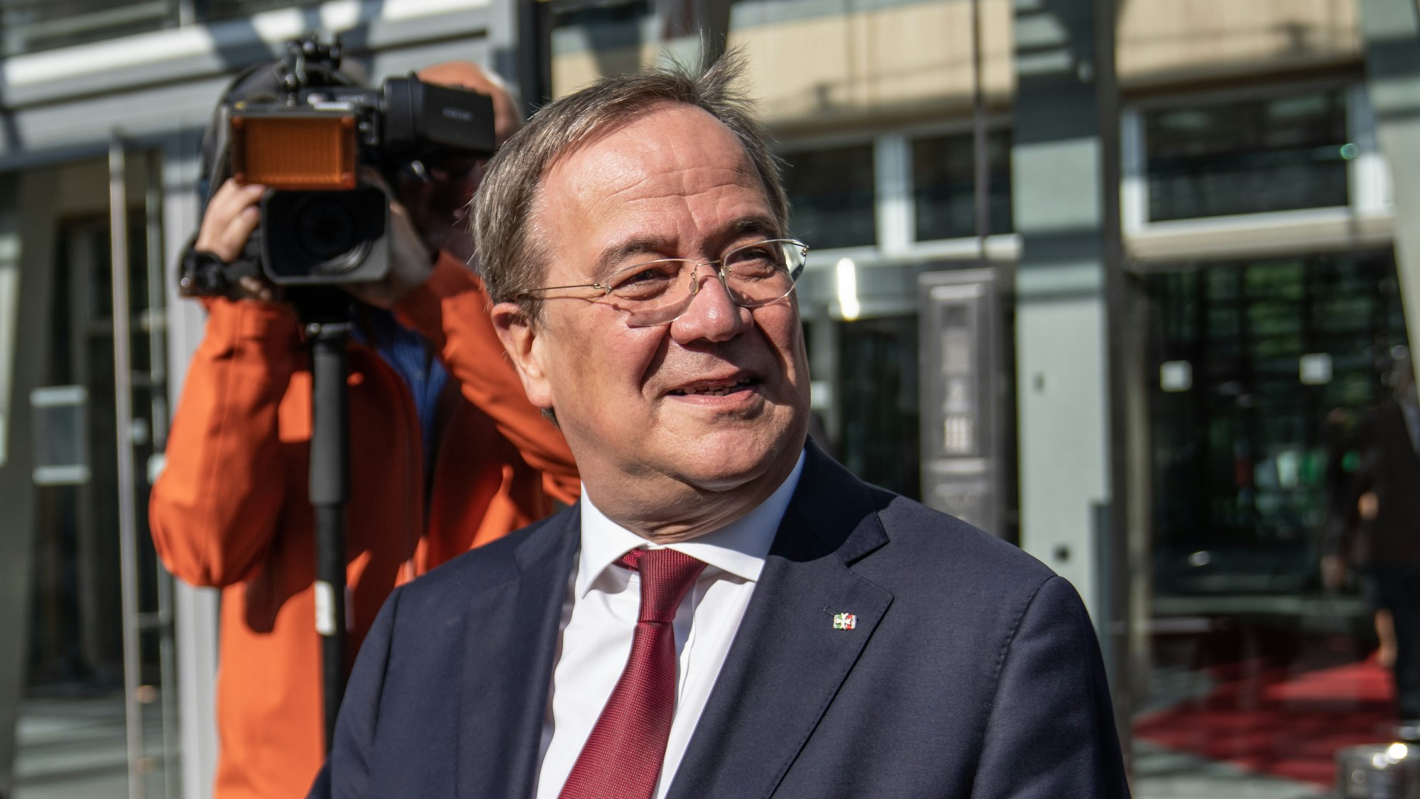 Armin Laschet (CDU), hier bei einer Kabinettsitzung, führt hohe Inzidenz auf Ferienende und viele Tests zurück.