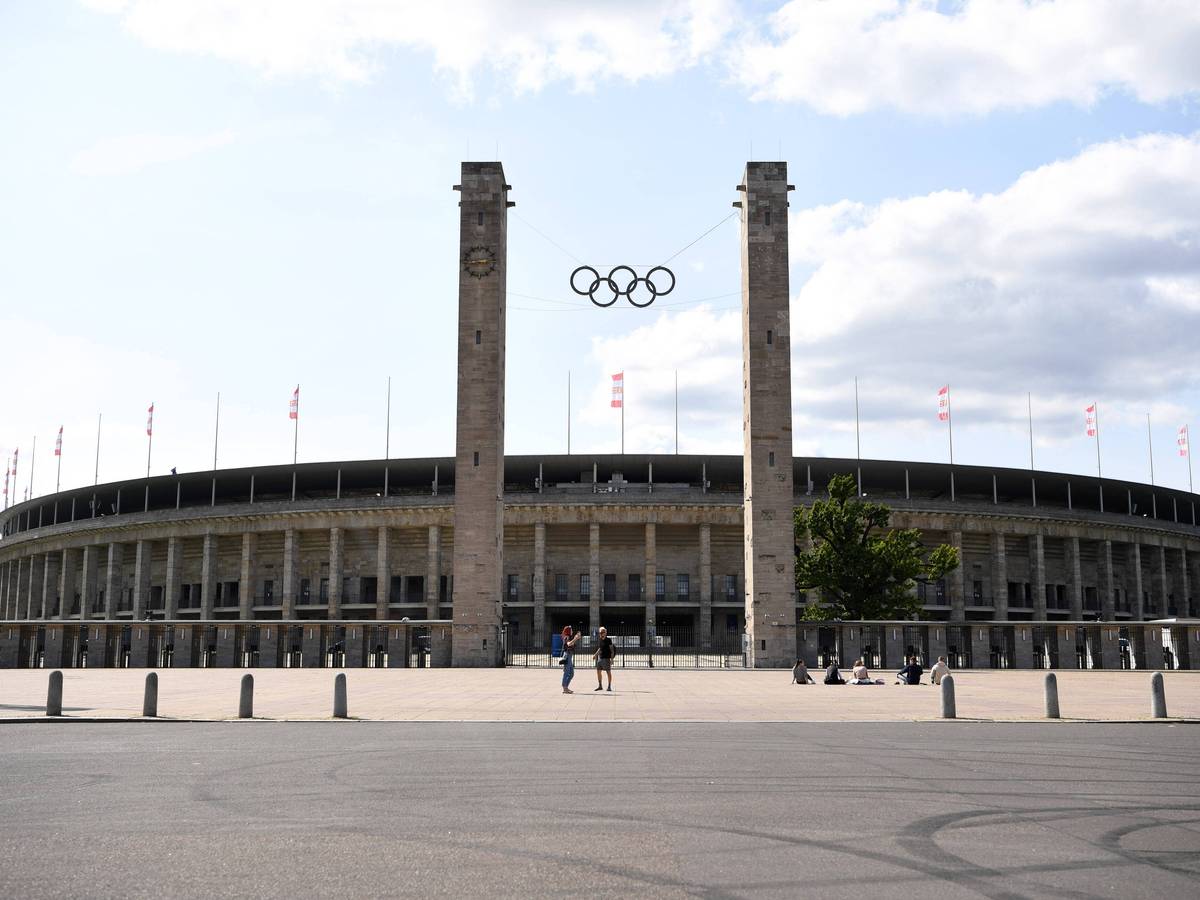 Zwei Tage vor dem Spiel gegen Kuopio wird das Olympiastadion in die rot-weißen Vereinsfarben von Union gehüllt.