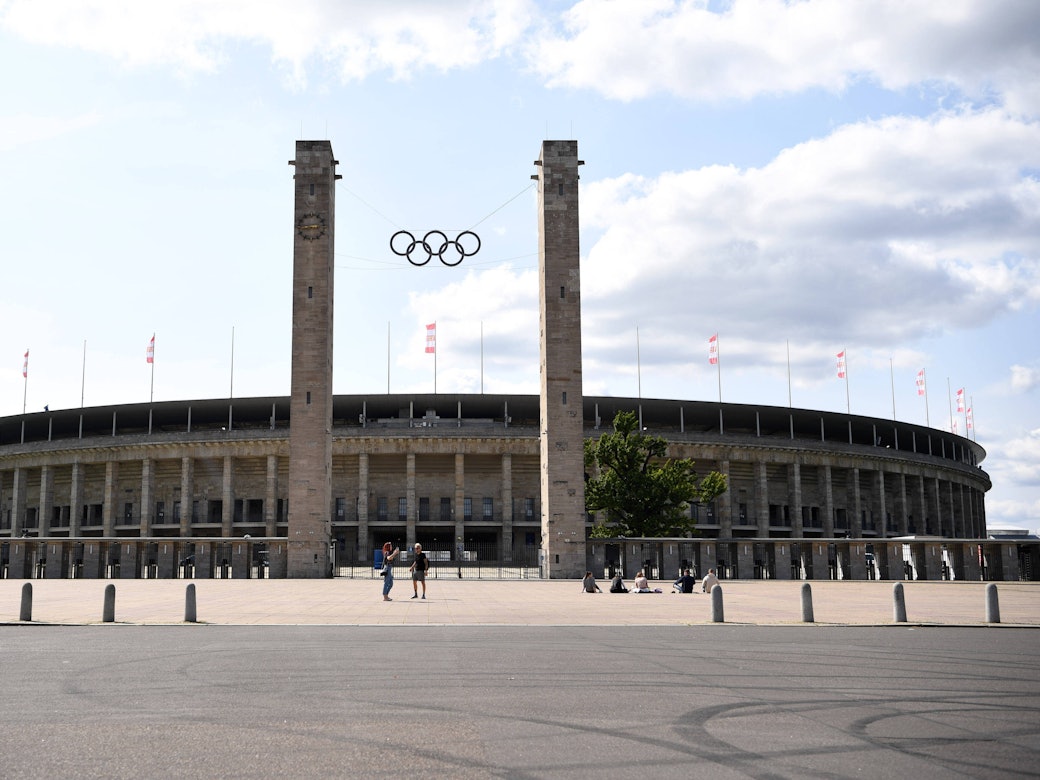 Zwei Tage vor dem Spiel gegen Kuopio wird das Olympiastadion in die rot-weißen Vereinsfarben von Union gehüllt.