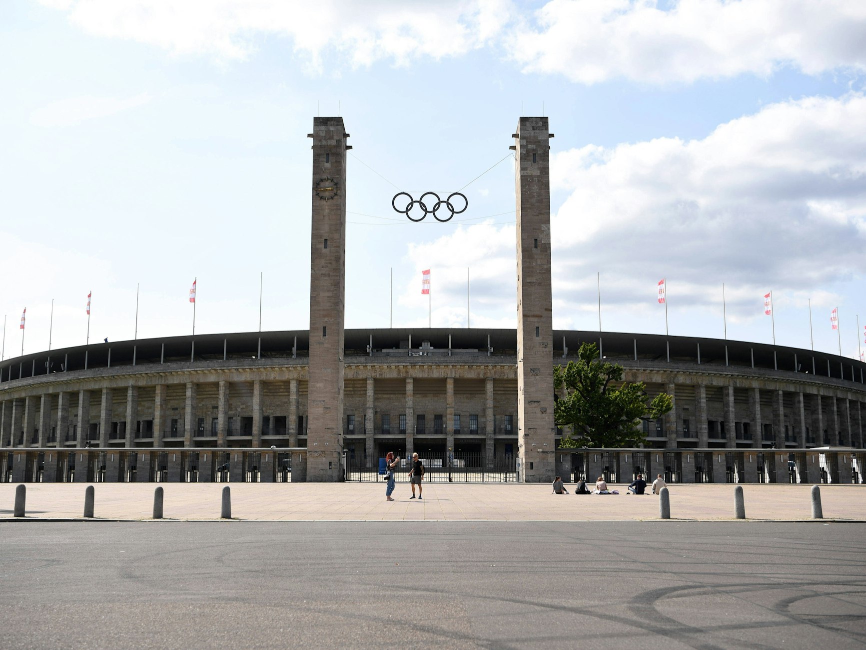 Zwei Tage vor dem Spiel gegen Kuopio wird das Olympiastadion in die rot-weißen Vereinsfarben von Union gehüllt.