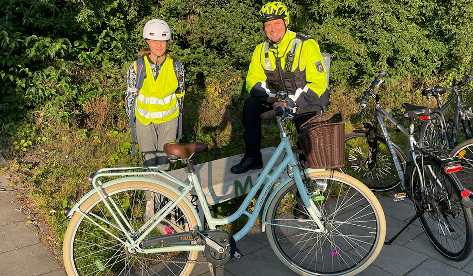 Ein Kölner Polizist neben der Schülerin Änne.