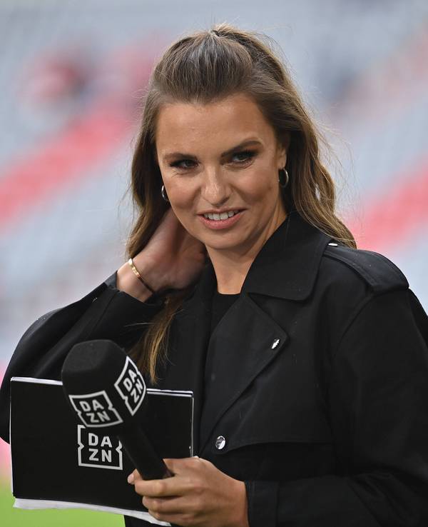 DAZN-Moderatorin Laura Wontorra steht am Spielfeldrand der Allianz Arena in München.