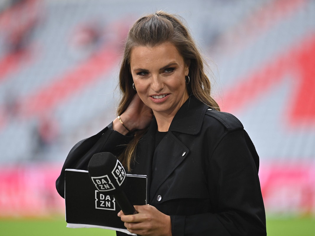 DAZN-Moderatorin Laura Wontorra steht am Spielfeldrand der Allianz Arena in München.