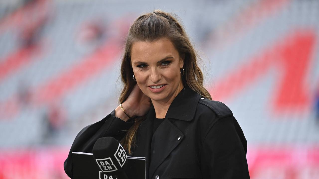 DAZN-Moderatorin Laura Wontorra steht am Spielfeldrand der Allianz Arena in München.
