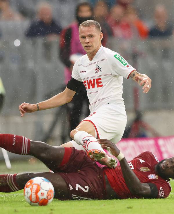 Dayot Upamecano grätscht gegen Ondrej Duda.