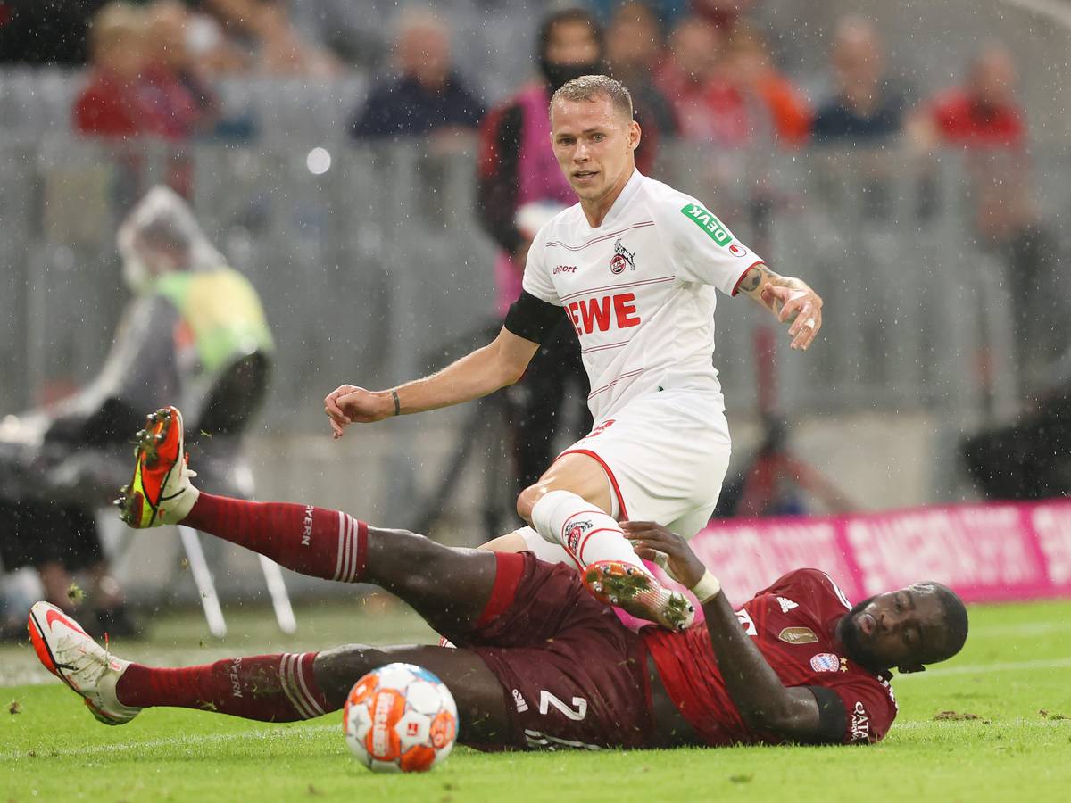 Dayot Upamecano grätscht gegen Ondrej Duda.