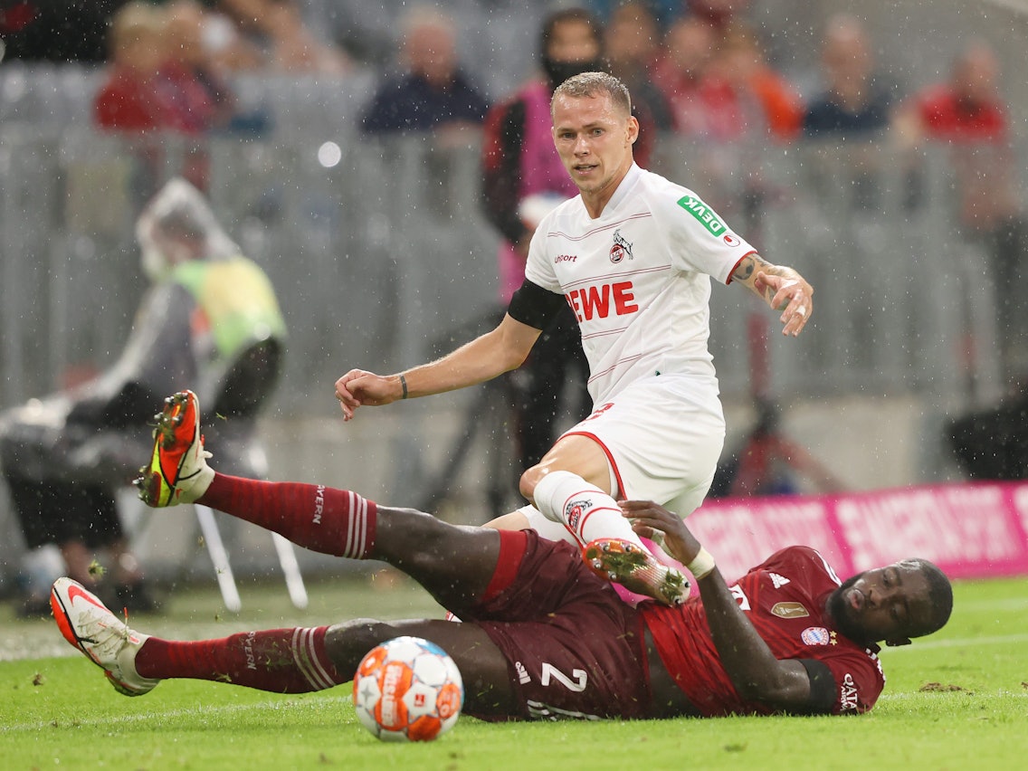 Dayot Upamecano grätscht gegen Ondrej Duda.