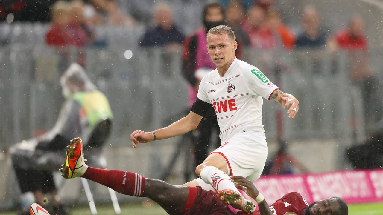 Dayot Upamecano grätscht gegen Ondrej Duda.