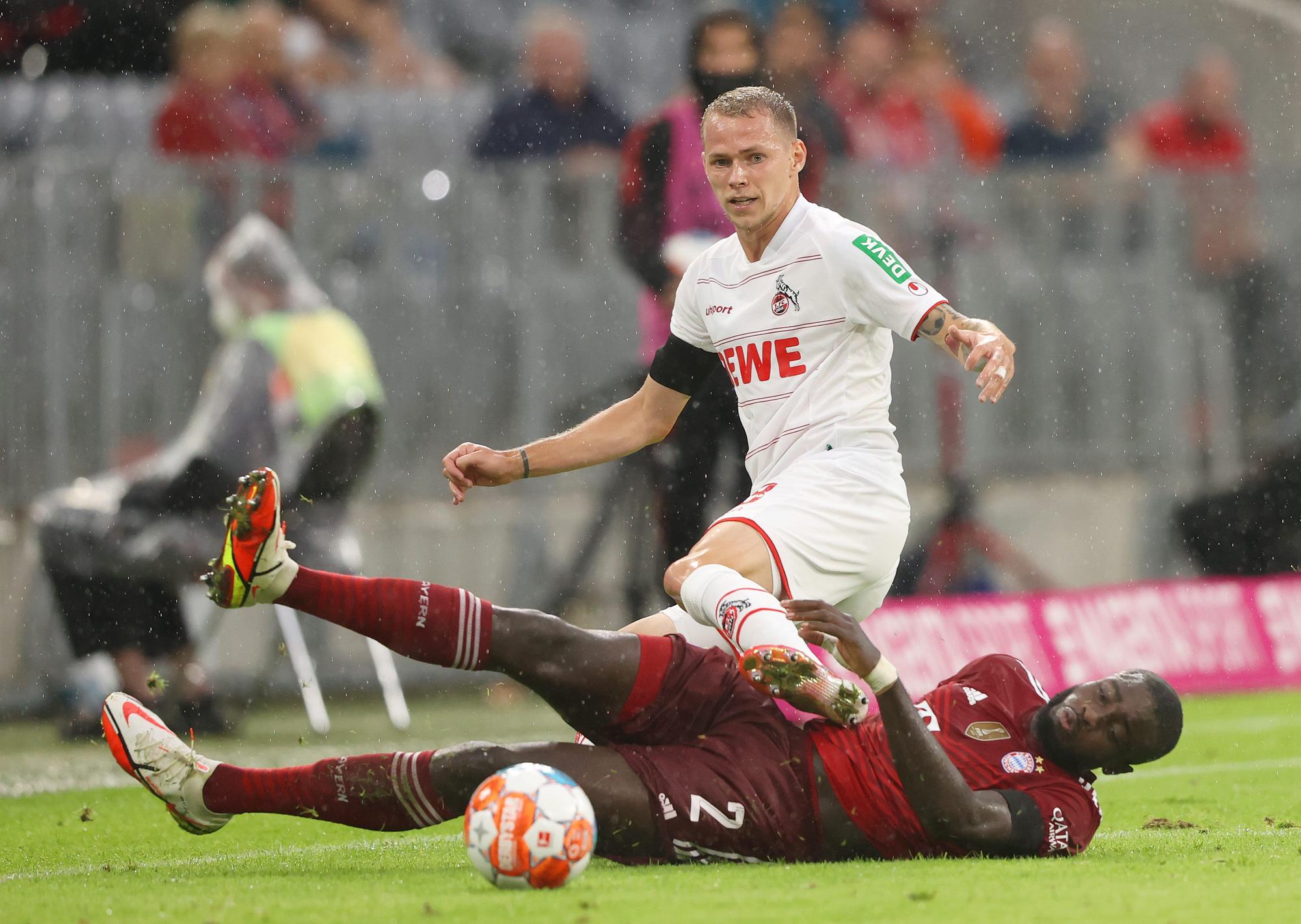 Dayot Upamecano grätscht gegen Ondrej Duda.