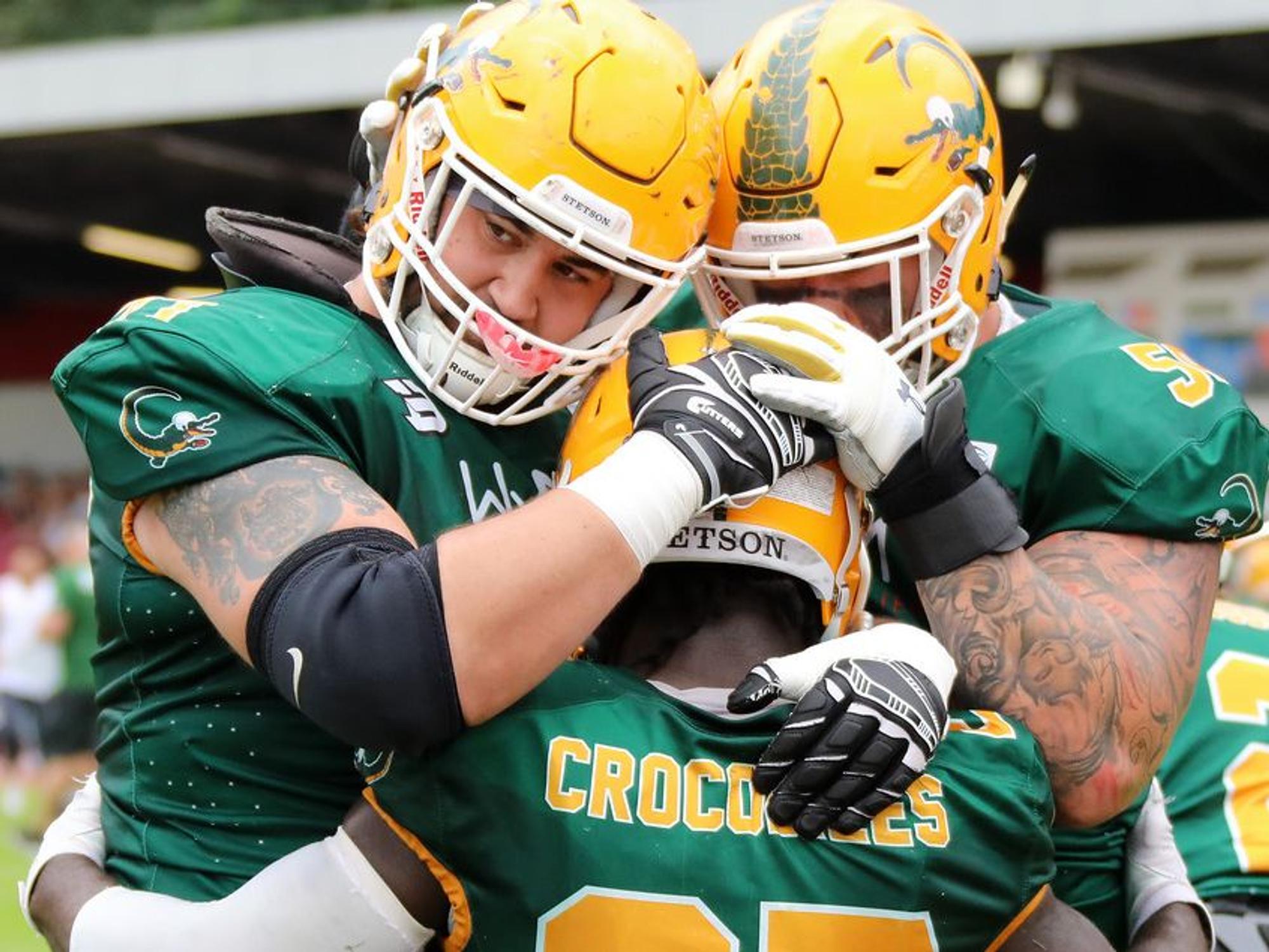 Spieler der Cologne Crocodiles bejubeln einen Touchdown gegen Berlin.