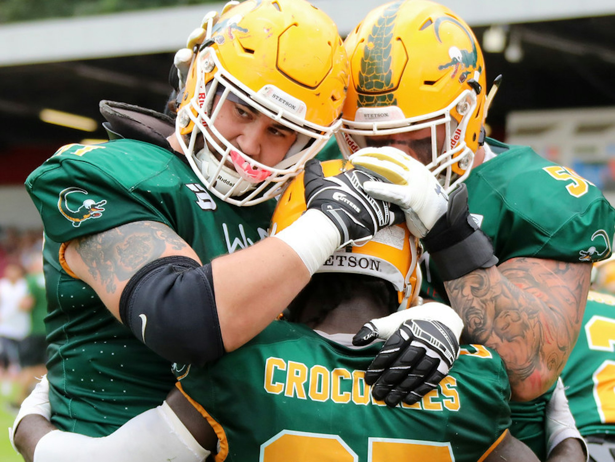 Spieler der Cologne Crocodiles bejubeln einen Touchdown gegen Berlin.