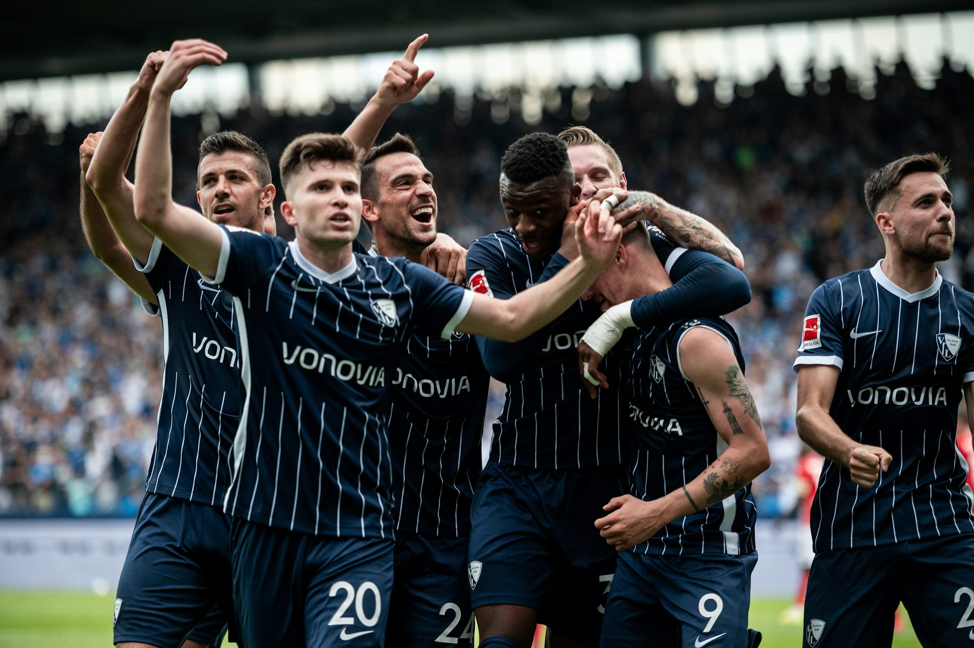 Simon Zoller (2.v.r.) jubelt mit seinen Teamkollegen nach seinem vermeintlichen Tor zum 2:0. Das Tor wurde später als Handspiel aberkannt.