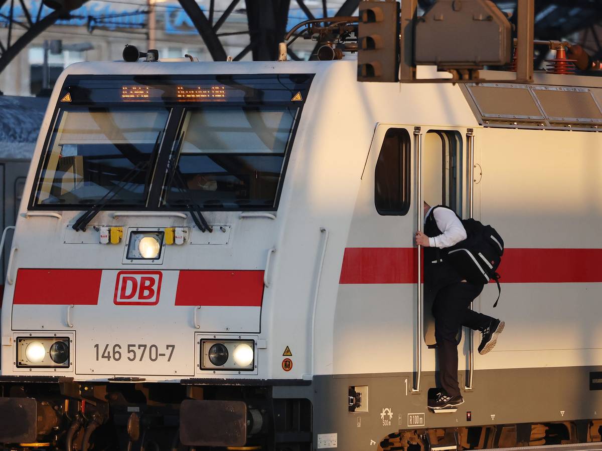 Der Streik der Lokführer-Gewerkschaft GDL kann weitergehen. Das hat das Arbeitsgericht in Frankfurt/Main entschieden. Unser Foto zeigt einen Lokführer im Kölner Hauptbahnhof.