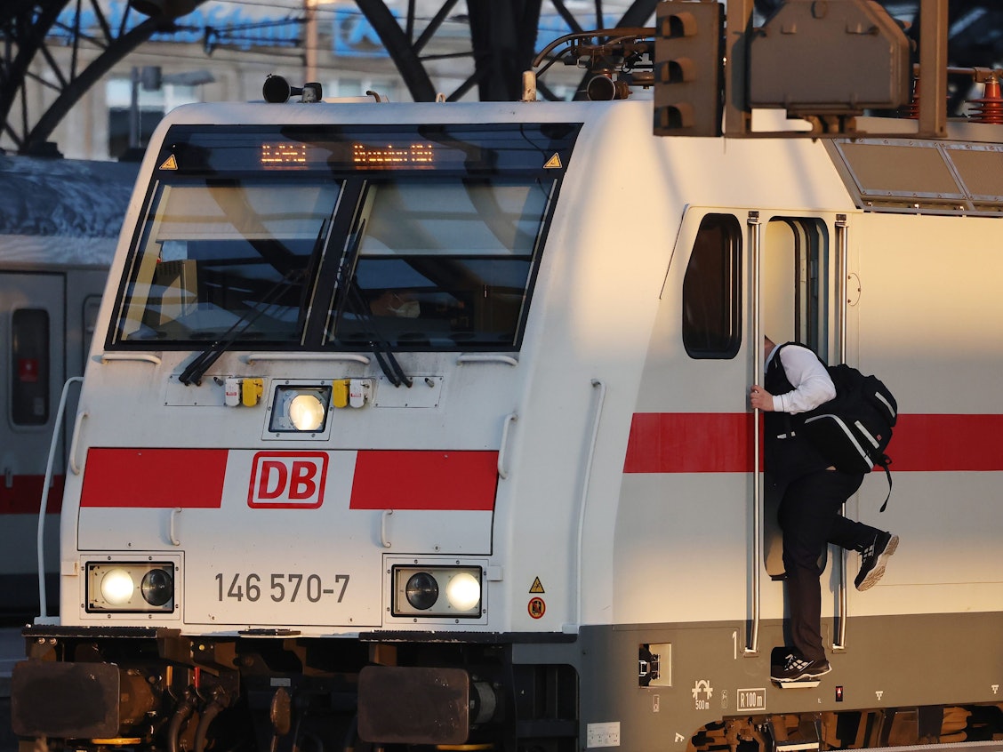 Der Streik der Lokführer-Gewerkschaft GDL kann weitergehen. Das hat das Arbeitsgericht in Frankfurt/Main entschieden. Unser Foto zeigt einen Lokführer im Kölner Hauptbahnhof.