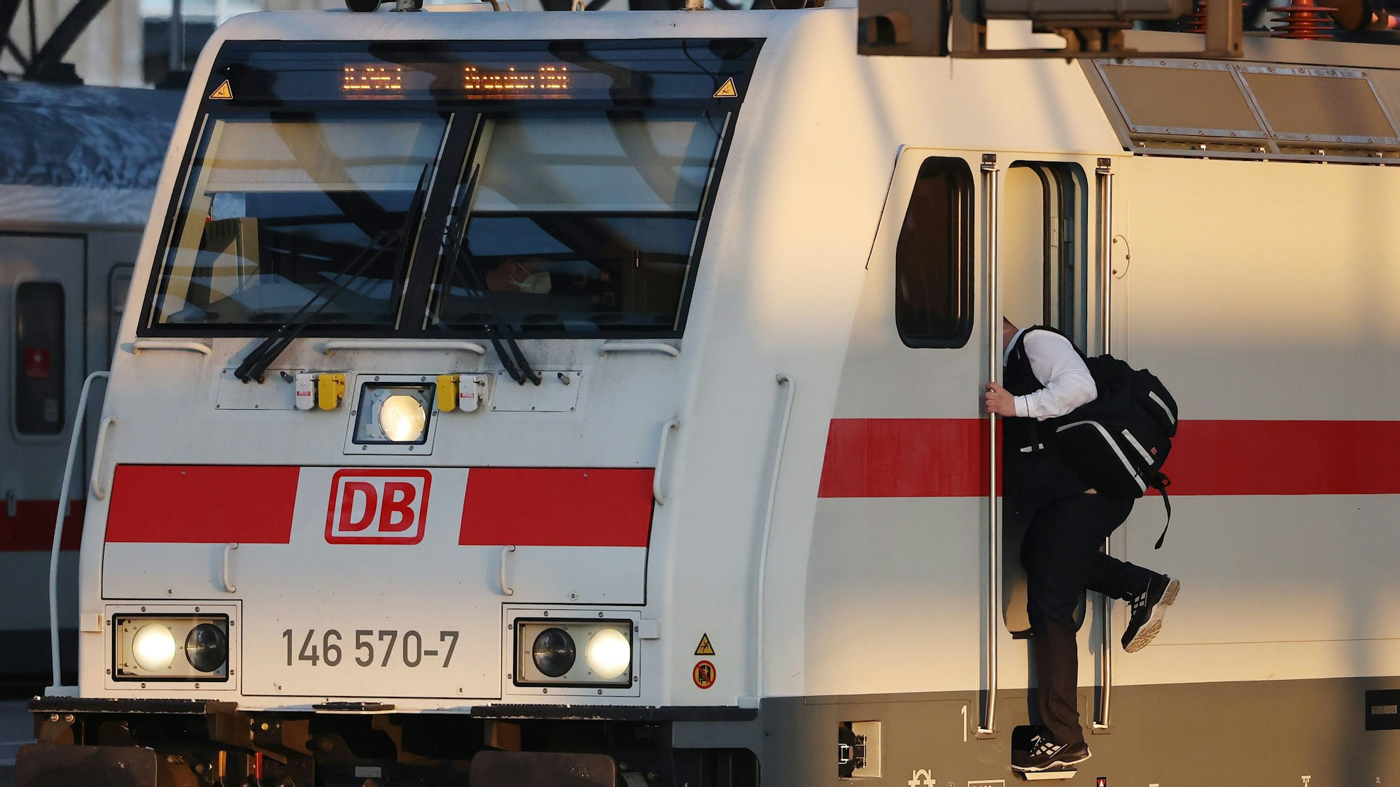 Ein Lokführer besteigt am 25. August 2021 einen Triebwagen im Hauptbahnhof Köln. Der Lokführer-Streik ist vorerst beendet.