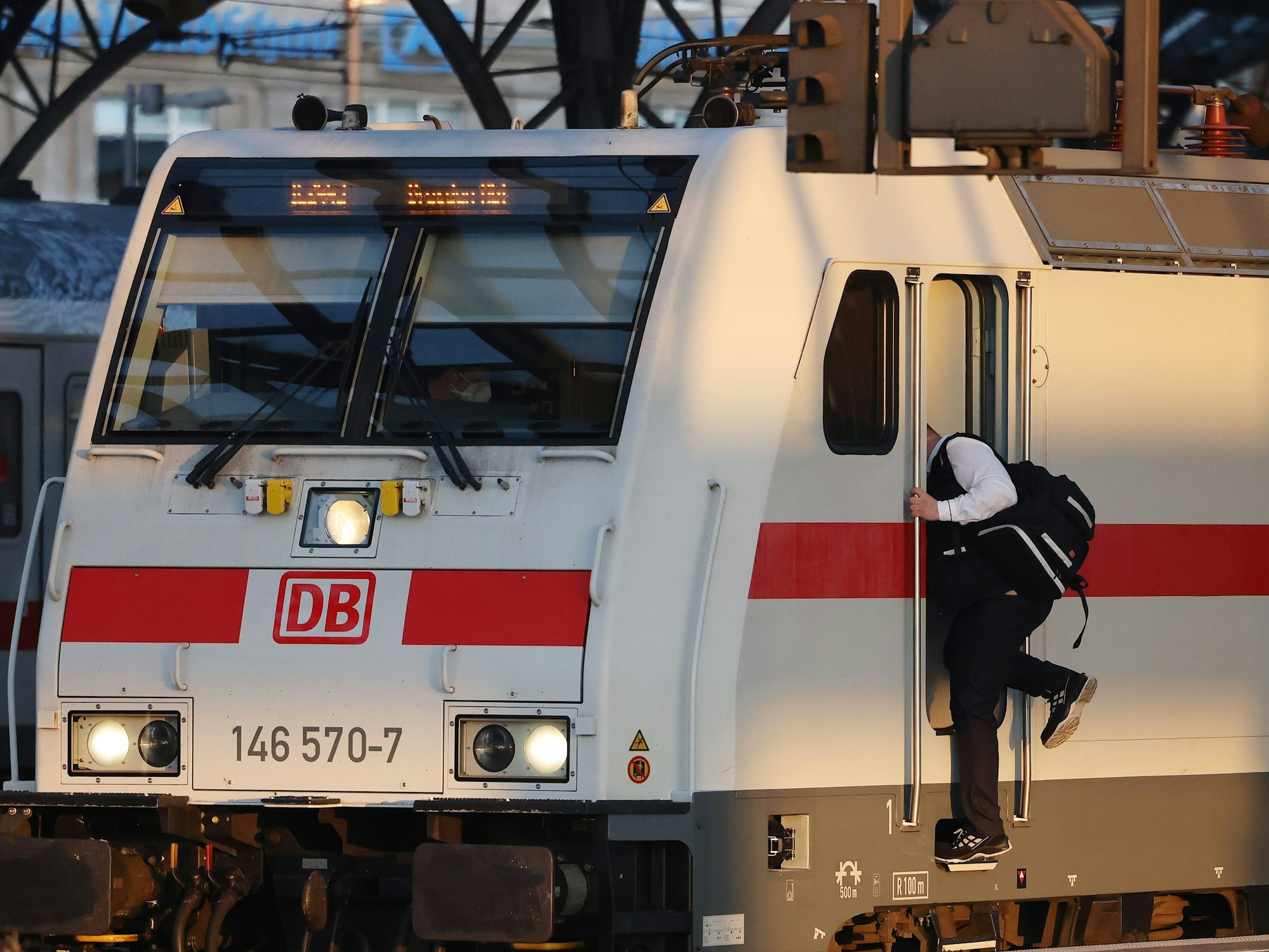 Der Streik der Lokführer-Gewerkschaft GDL kann weitergehen. Das hat das Arbeitsgericht in Frankfurt/Main entschieden. Unser Foto zeigt einen Lokführer im Kölner Hauptbahnhof.