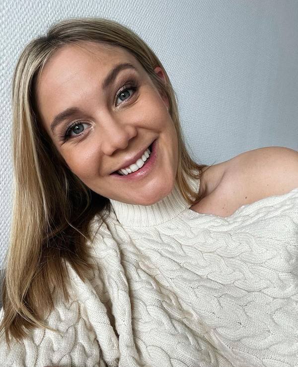 Moderatorin Alina Merkau posiert für ein Foto.