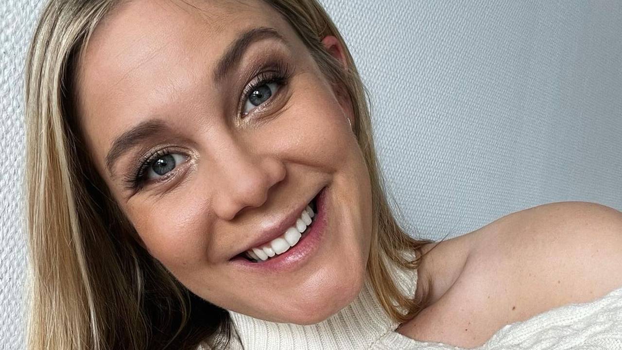Moderatorin Alina Merkau posiert für ein Foto.