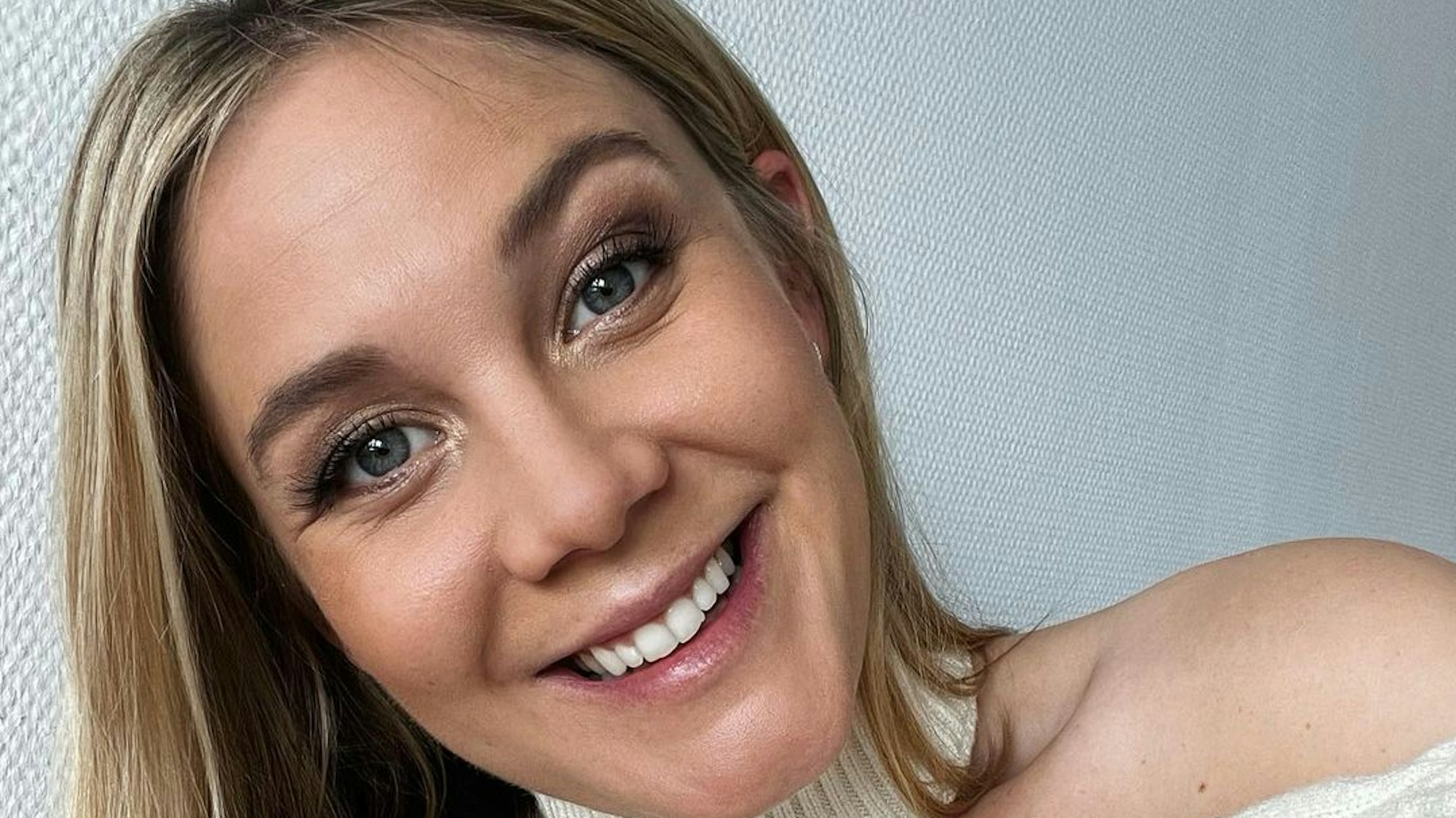 Moderatorin Alina Merkau posiert für ein Foto.