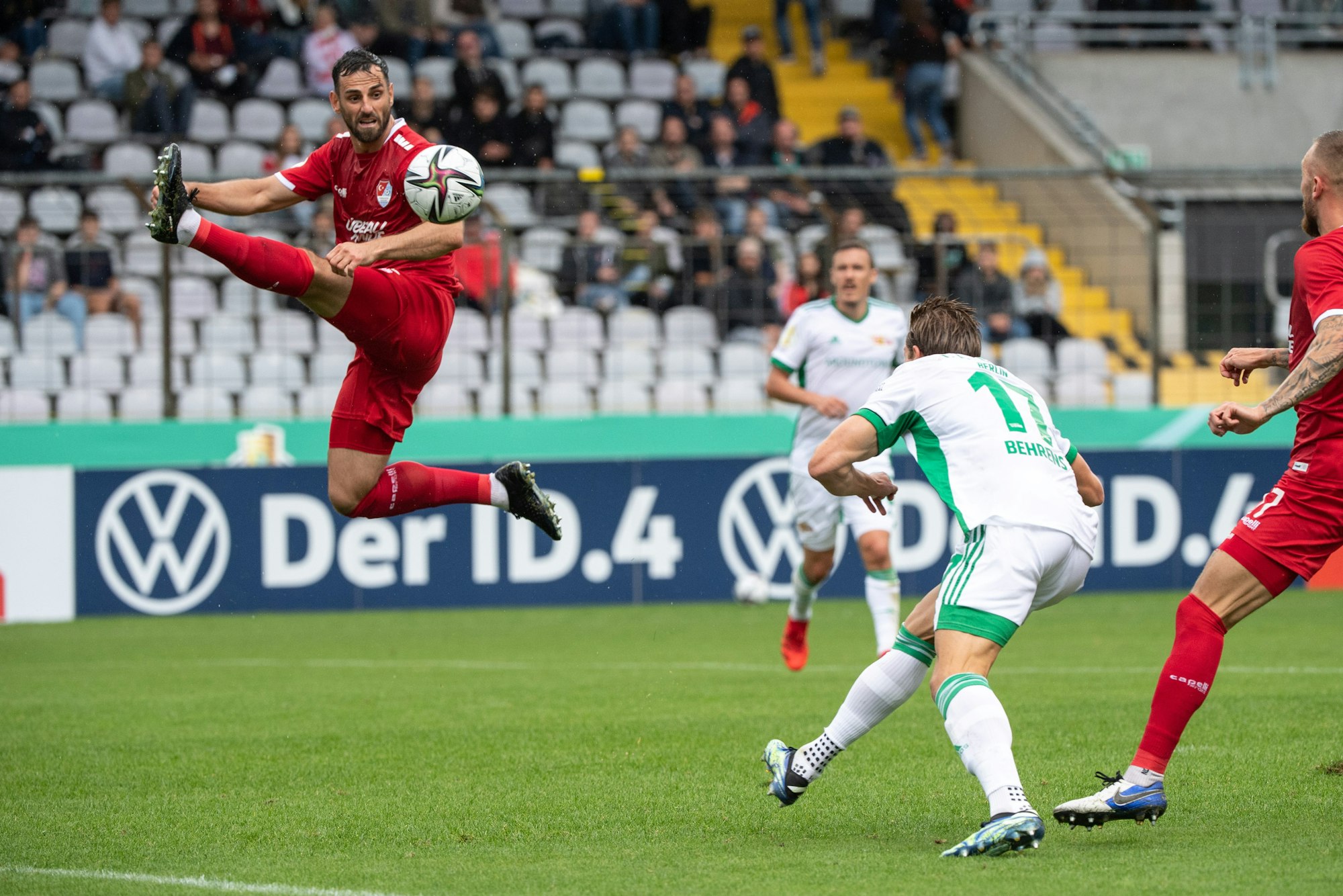 Mergim Mavraj nimmt den Ball mit einem hohen Sprung an