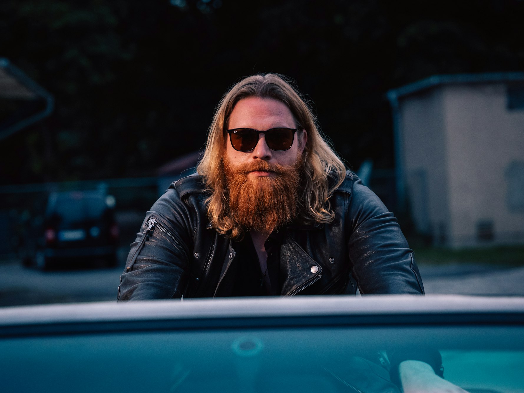 „Phil The Beat“ sitzt auf der Rückenlehne in einem Cabrio.