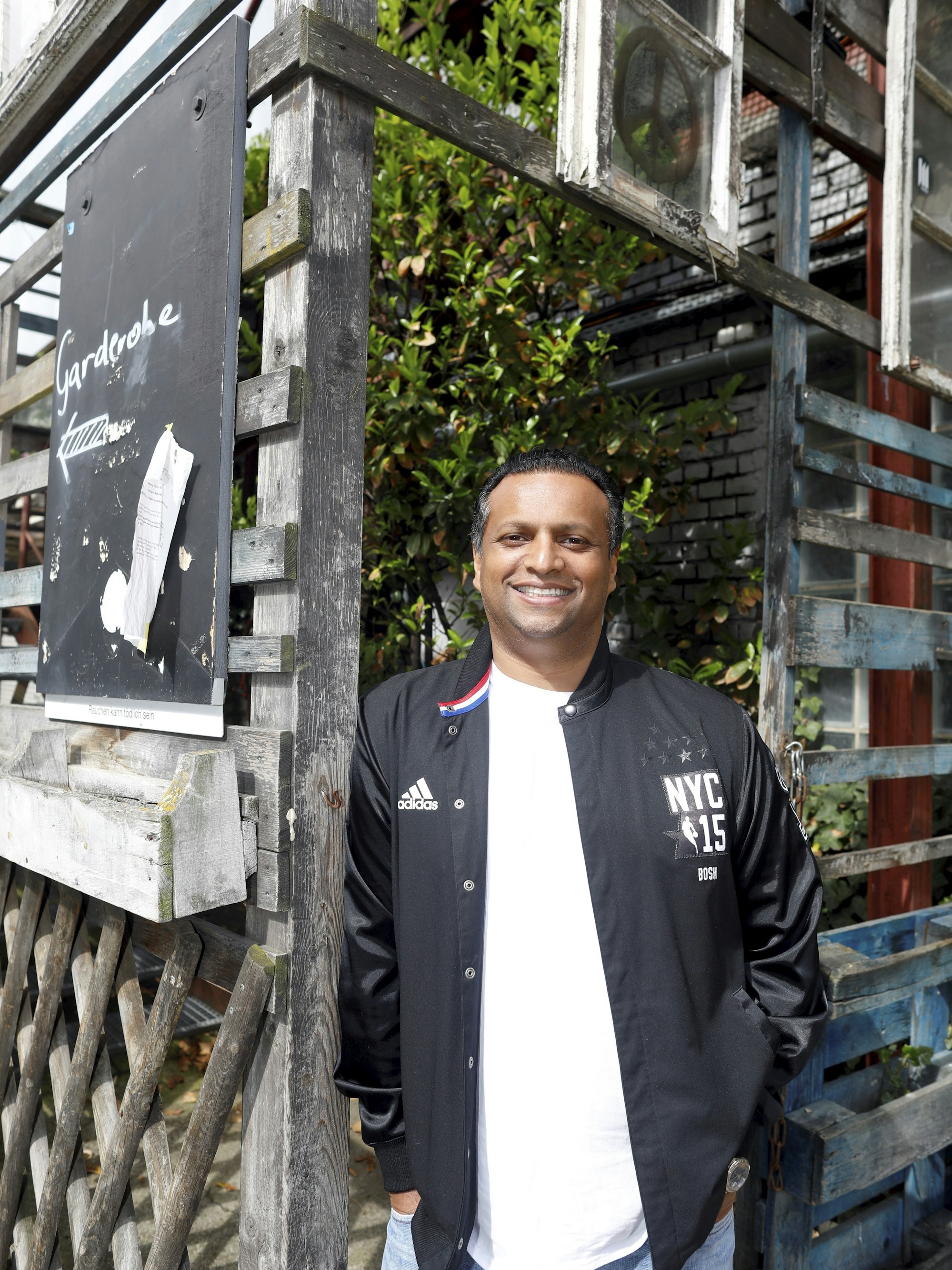 Tom Thomas steht auf dem Außengelände des Bootshauses.