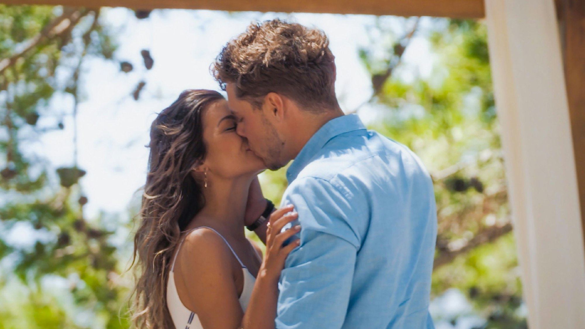 Bachelorette Maxime und Raphael küssen sich in Folge 7.