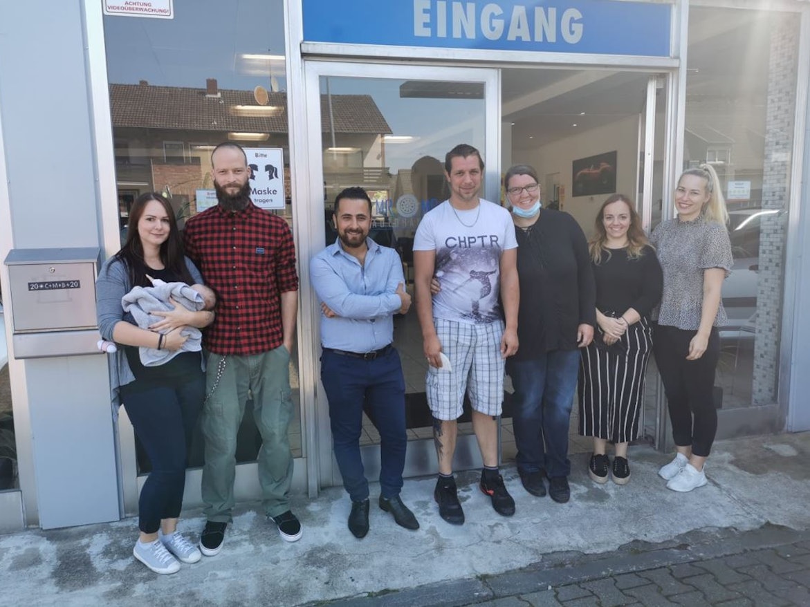 Autohändler Mohamad Obeid mit den Familien, denen er ein Auto schenkt. Foto von Thomas Werner, honorarfrei