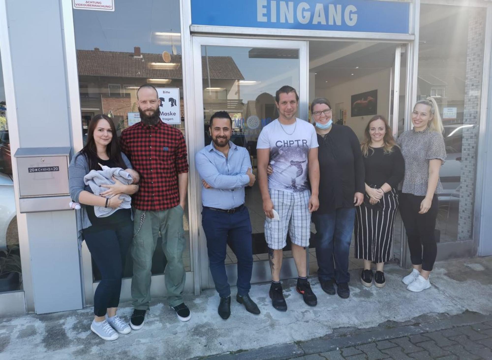 Autohändler Mohamad Obeid mit den Familien, denen er ein Auto schenkt. Foto von Thomas Werner, honorarfrei