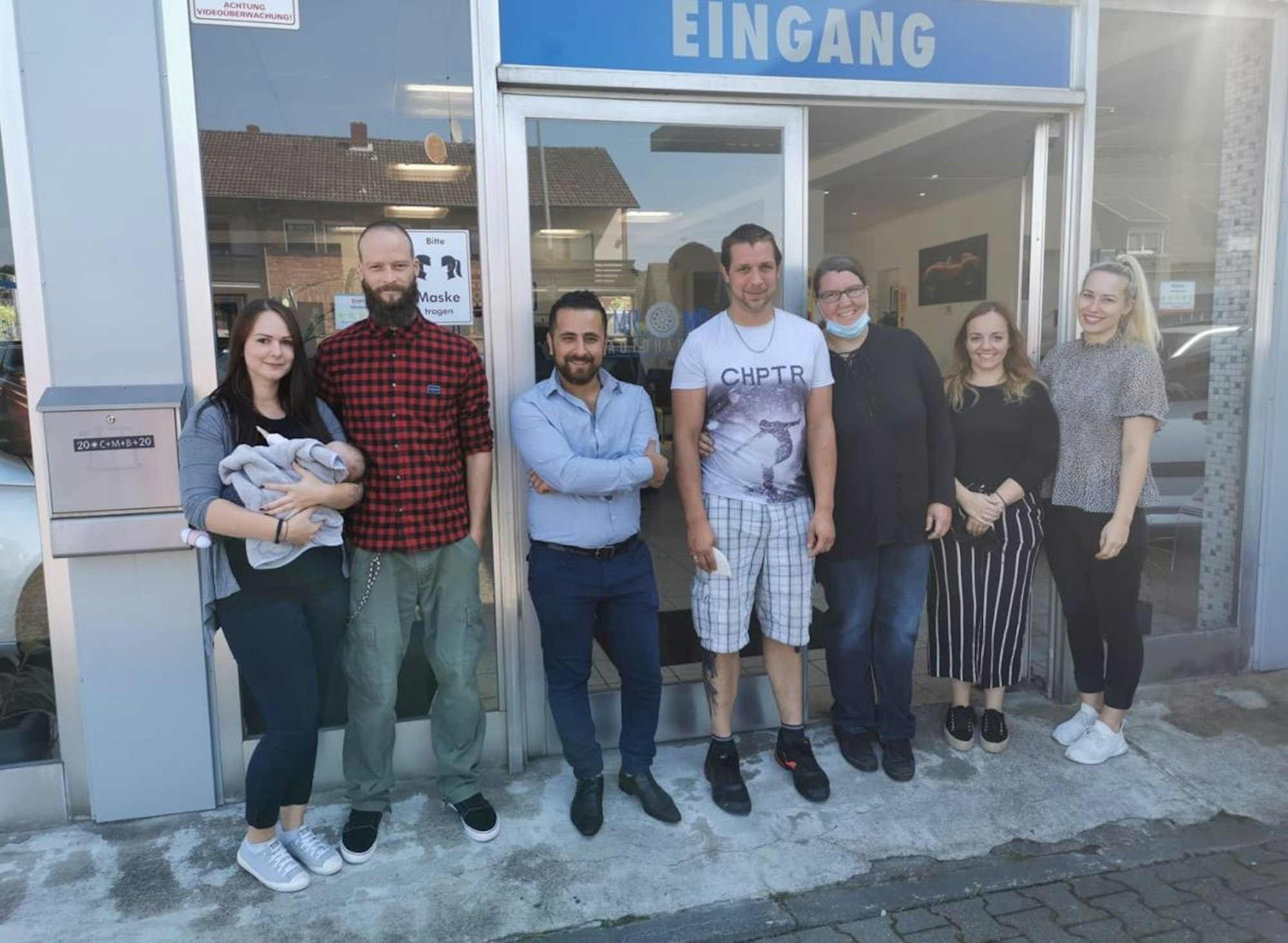 Autohändler Mohamad Obeid mit den Familien, denen er ein Auto schenkt. Foto von Thomas Werner, honorarfrei