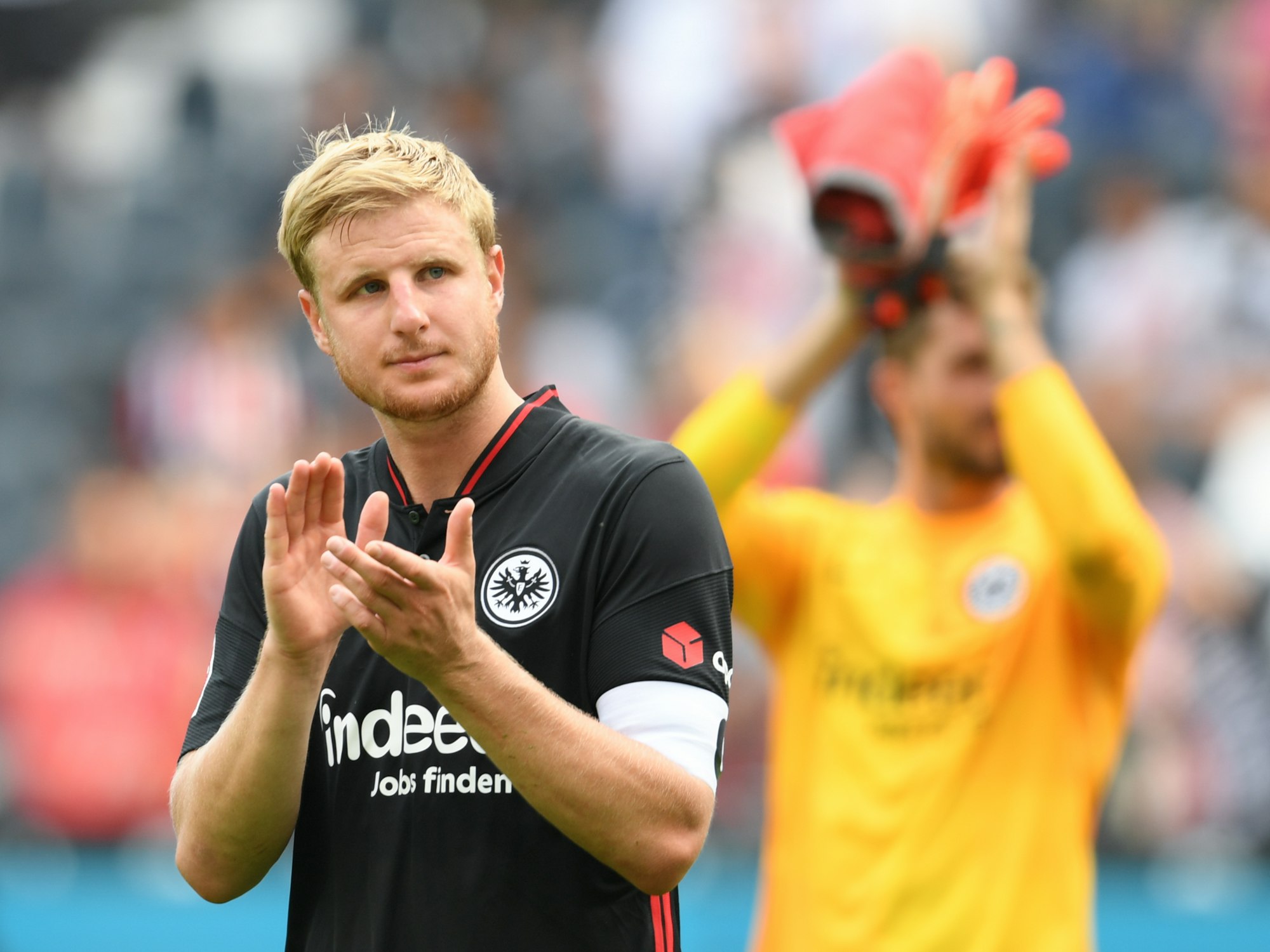 Frankfurts Martin Hinteregger geht nach dem Spiel gegen den FC Augsburg am Fanblock vorbei.