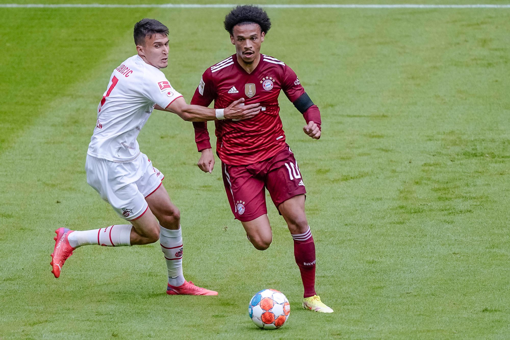 Leroy Sané und Köln Dejan Ljubicic jagen dem Ball hinterher.