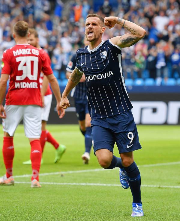 Simon Zoller (VfL Bochum) feiert sein Tor gegen FSV Mainz 05.