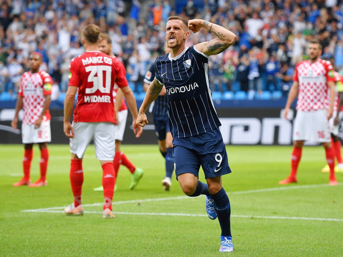 Simon Zoller (VfL Bochum) feiert sein Tor gegen FSV Mainz 05.