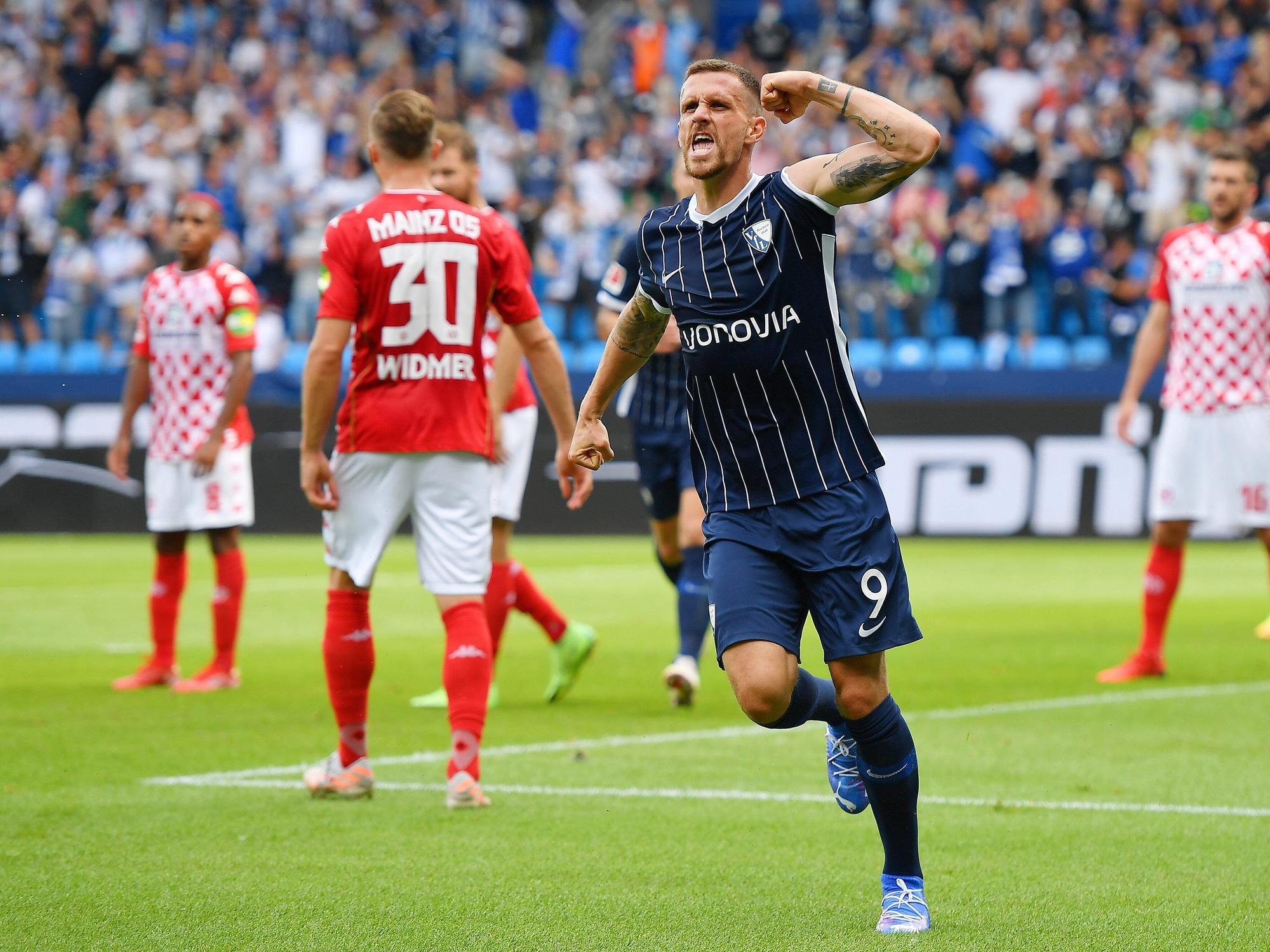 Simon Zoller (VfL Bochum) feiert sein Tor gegen FSV Mainz 05.